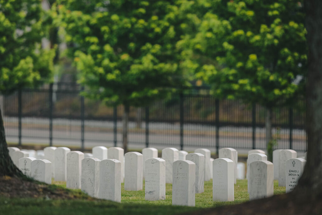 Al visitar un cementerio, es importante leer y respetar las reglas específicas del lugar y comportarse con respeto y dignidad en todo momento.