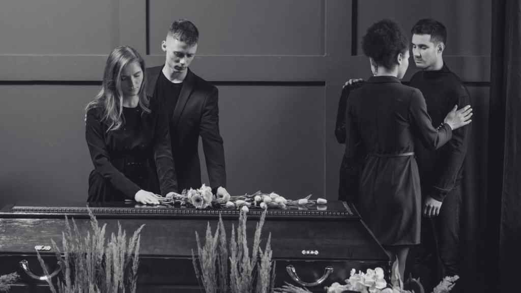 Cómo tener una conversación en un funeral con alguien que ha perdido a un ser querido